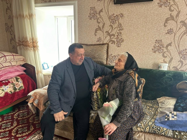 Директор поздравил с 8 марта матерей и вдов участников СВО