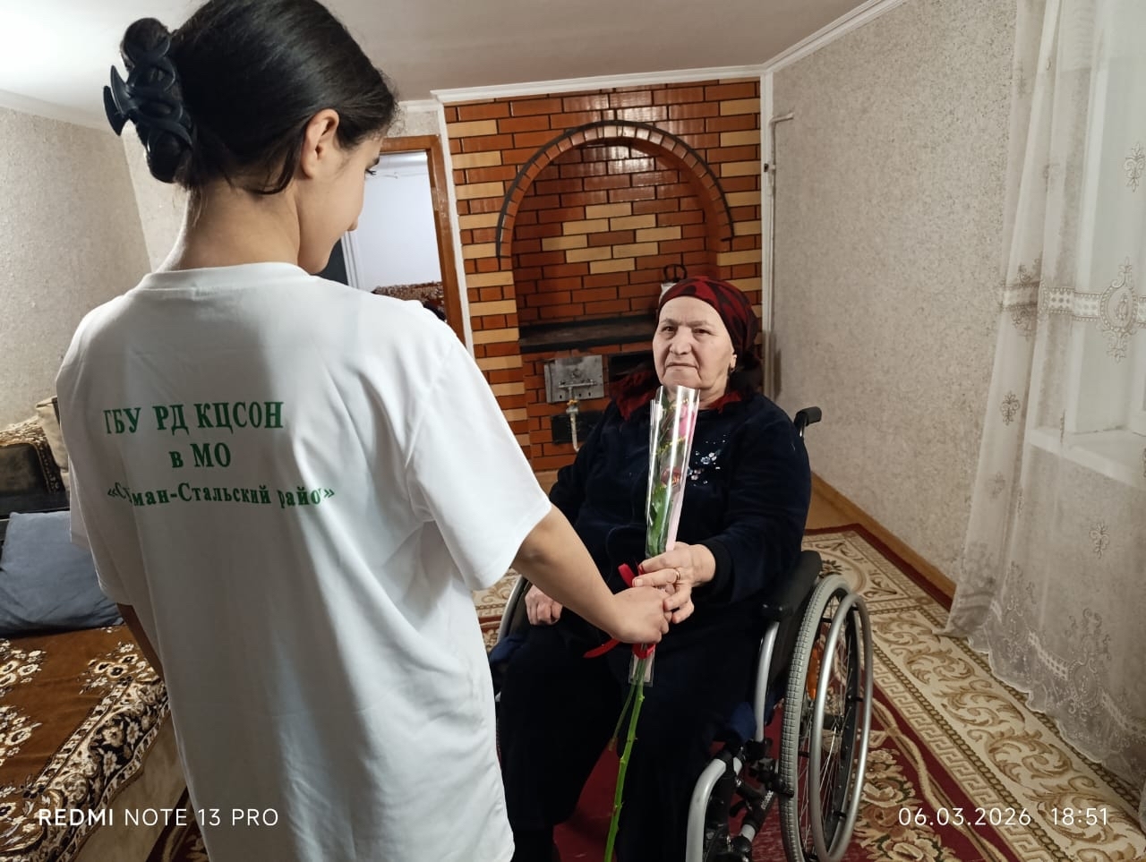Волонтеры поздравили пожилых женщин с 8 марта